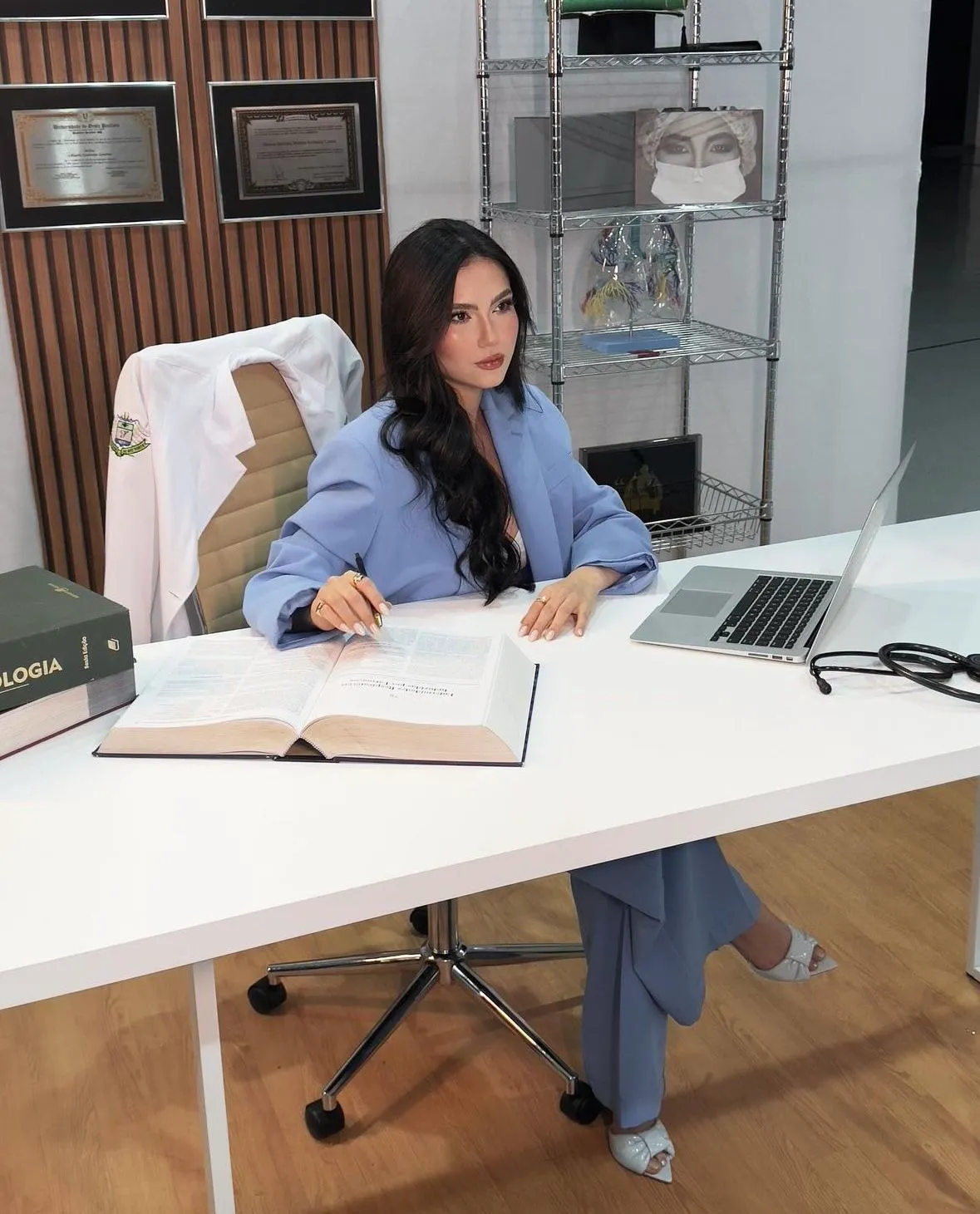 Leuchtender Stammbaum mit vernetzten Familienstrukturen